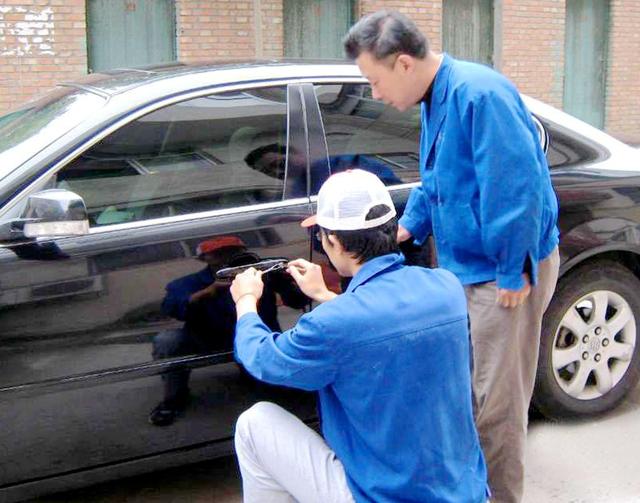 硚口区汽车钥匙丢在车里面怎么办?